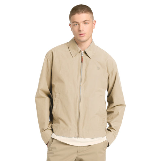 Casaco para homem Timberland Stratham DWR Cotton Bomber em Safari. Foto da parte da frente, vestido.