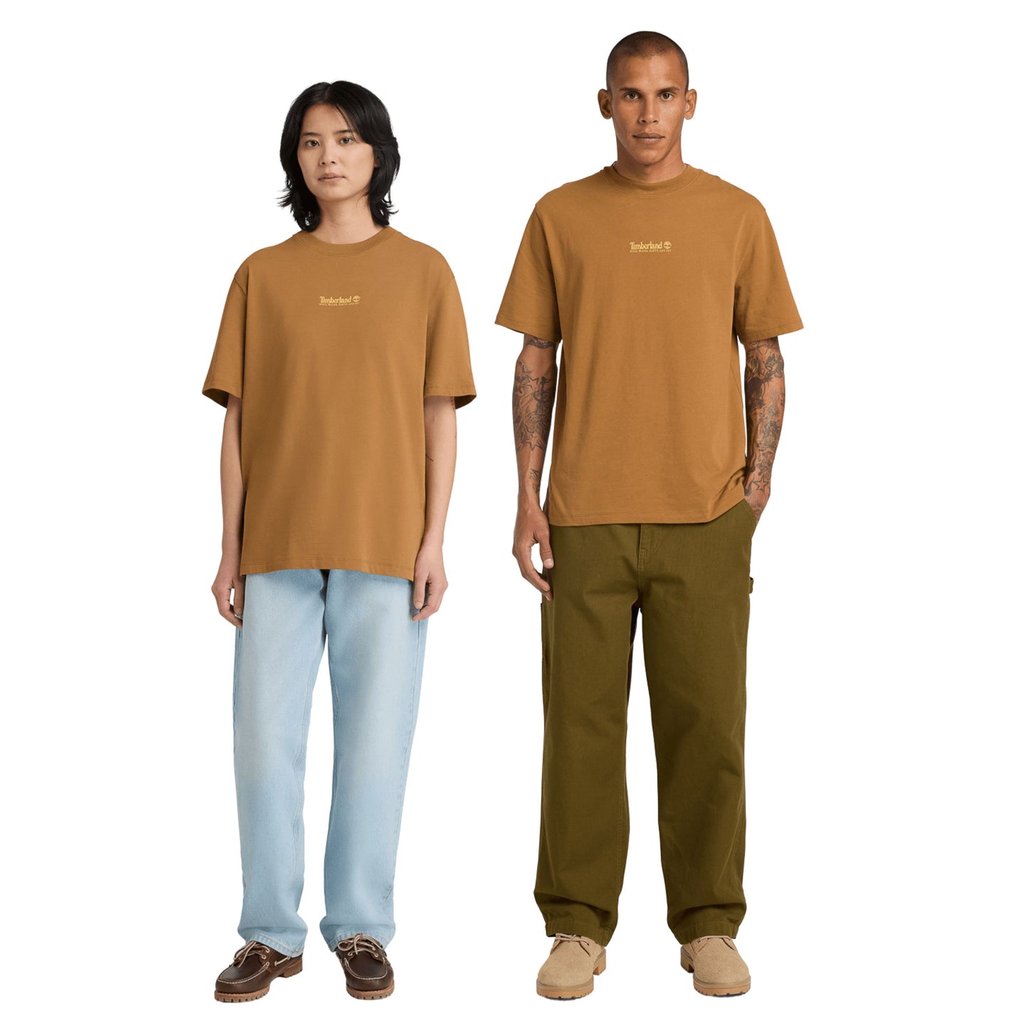 T-Shirt de manga curta unissexo Timberland Triple Tree Graphic em Dark Wheat Boot. Foto da parte da frente, vestida.