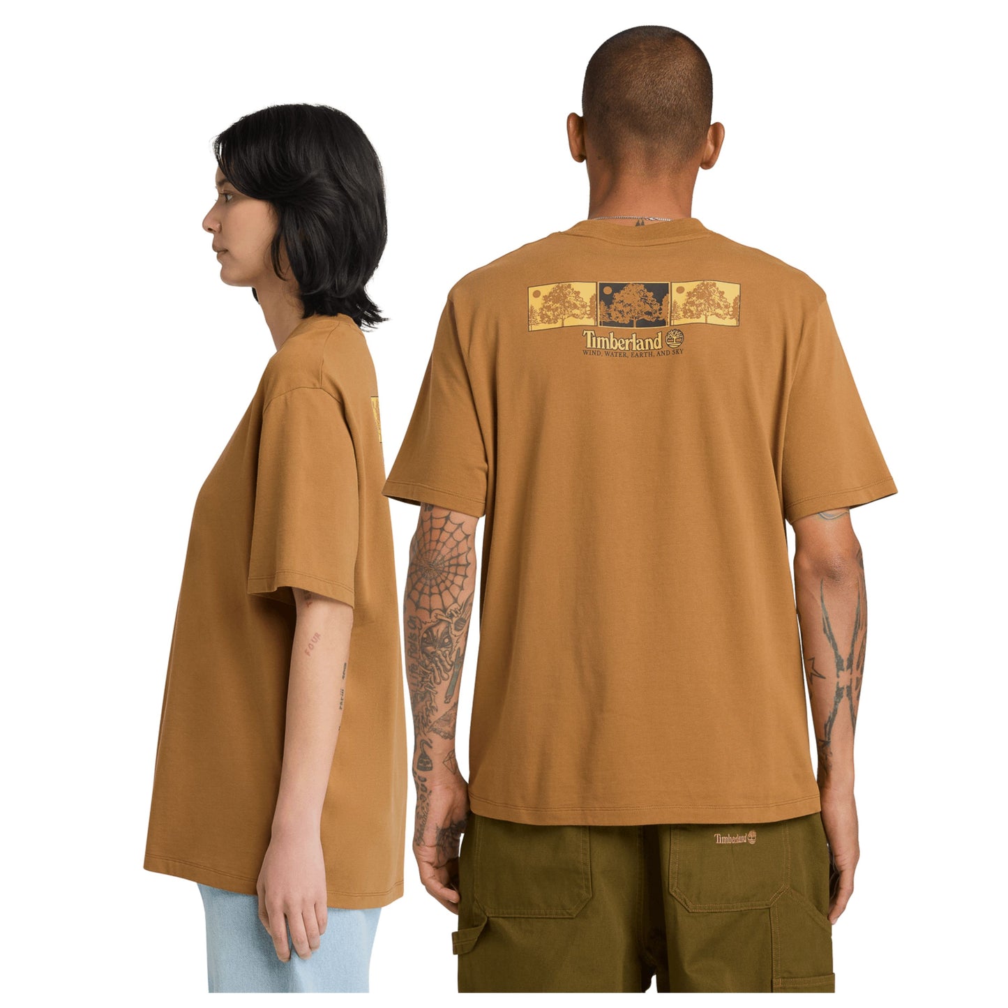 T-Shirt de manga curta unissexo Timberland Triple Tree Graphic em Dark Wheat Boot. Foto da parte de trás e lateral, vestida.