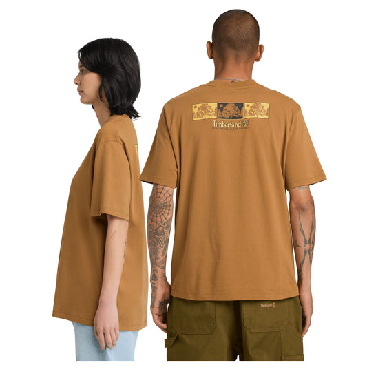 T-Shirt de manga curta unissexo Timberland Triple Tree Graphic em Dark Wheat Boot. Foto da parte de trás e lateral, vestida.
