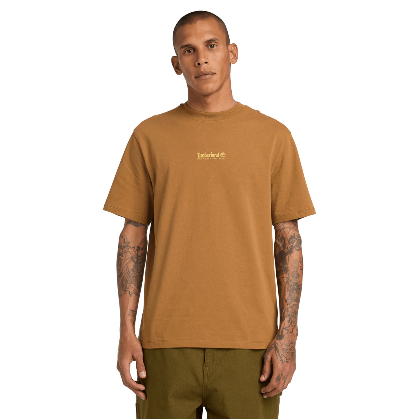 T-Shirt de manga curta unissexo Timberland Triple Tree Graphic em Dark Wheat Boot. Foto da parte da frente, vestida.