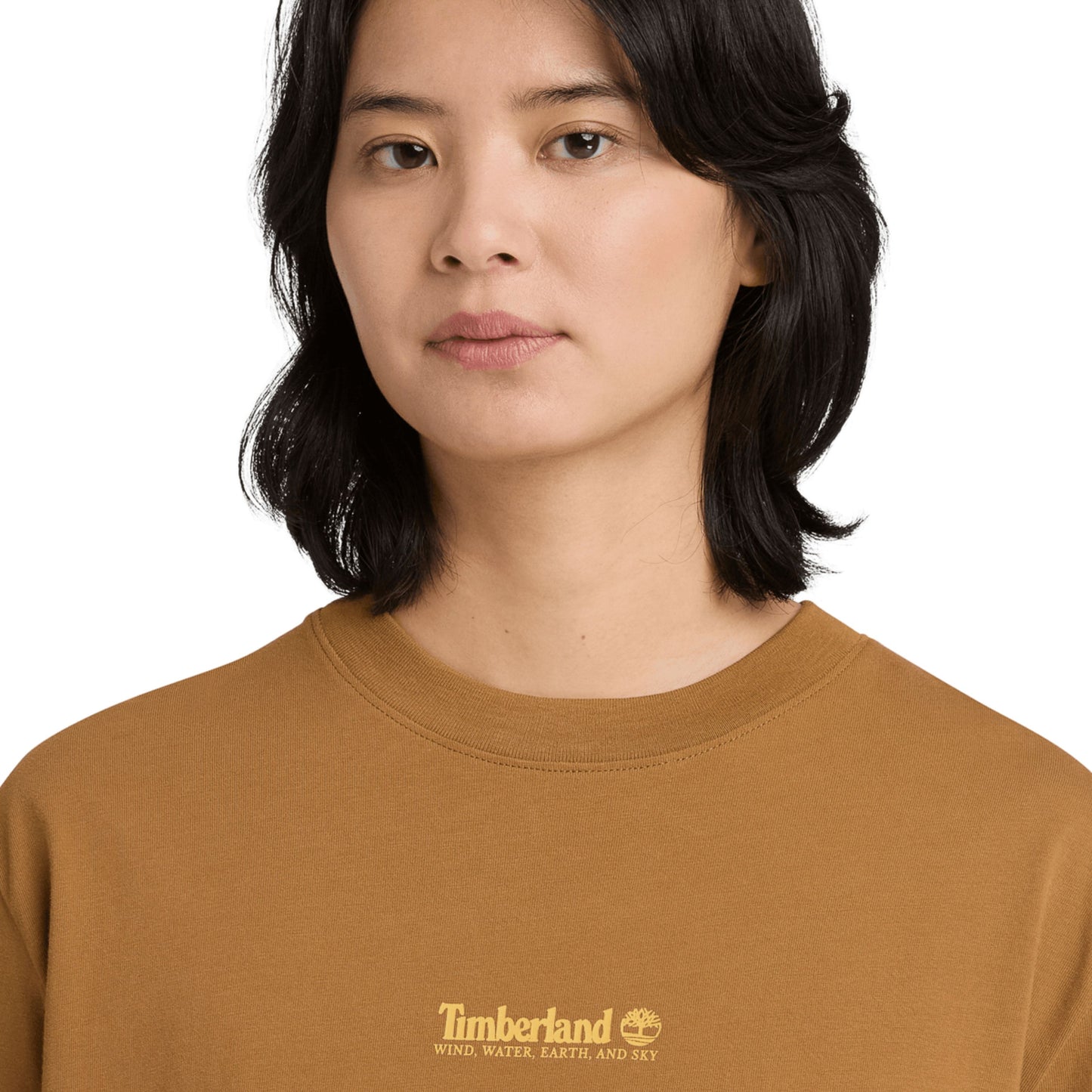 T-Shirt de manga curta unissexo Timberland Triple Tree Graphic em Dark Wheat Boot. Foto de detalhe da parte da frente, vestida.