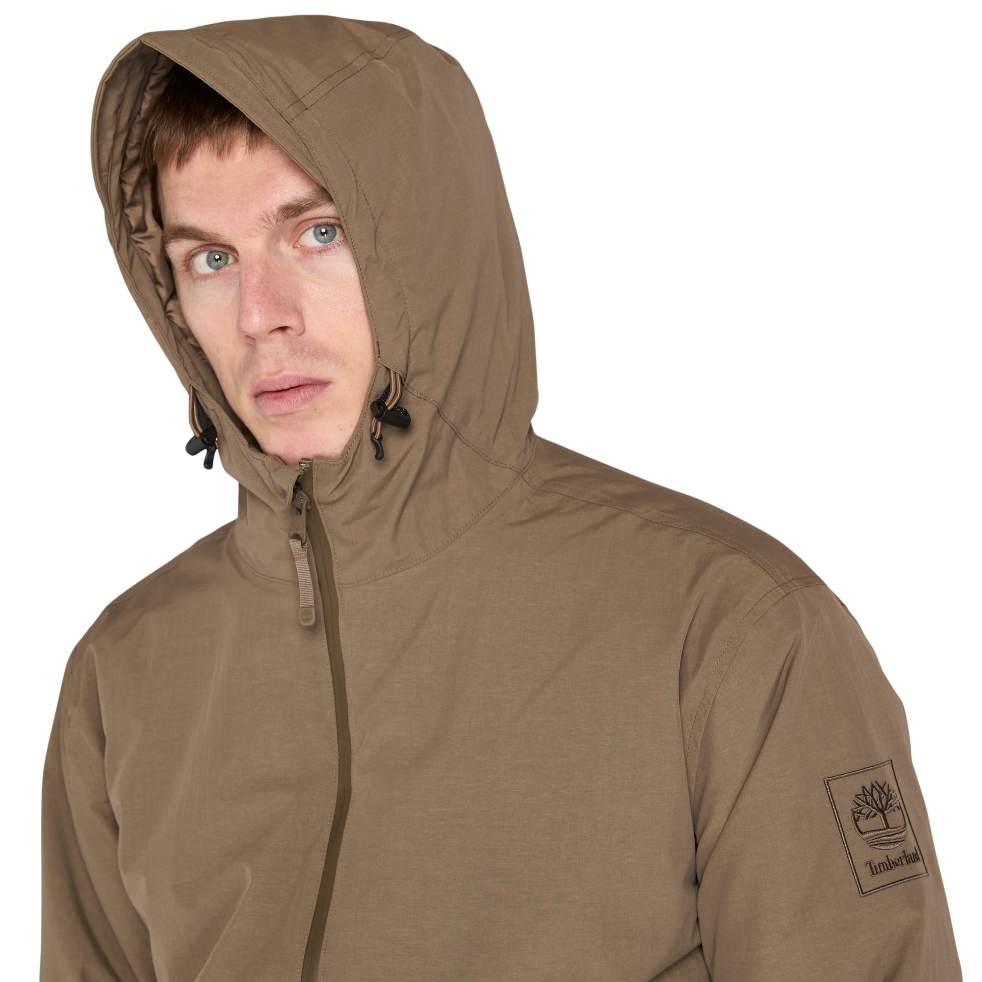Casaco com isolamento impermeável para homem Timberland Winnick em Chocolate Chip. Foto de detalhe da parte da frente, vestido.