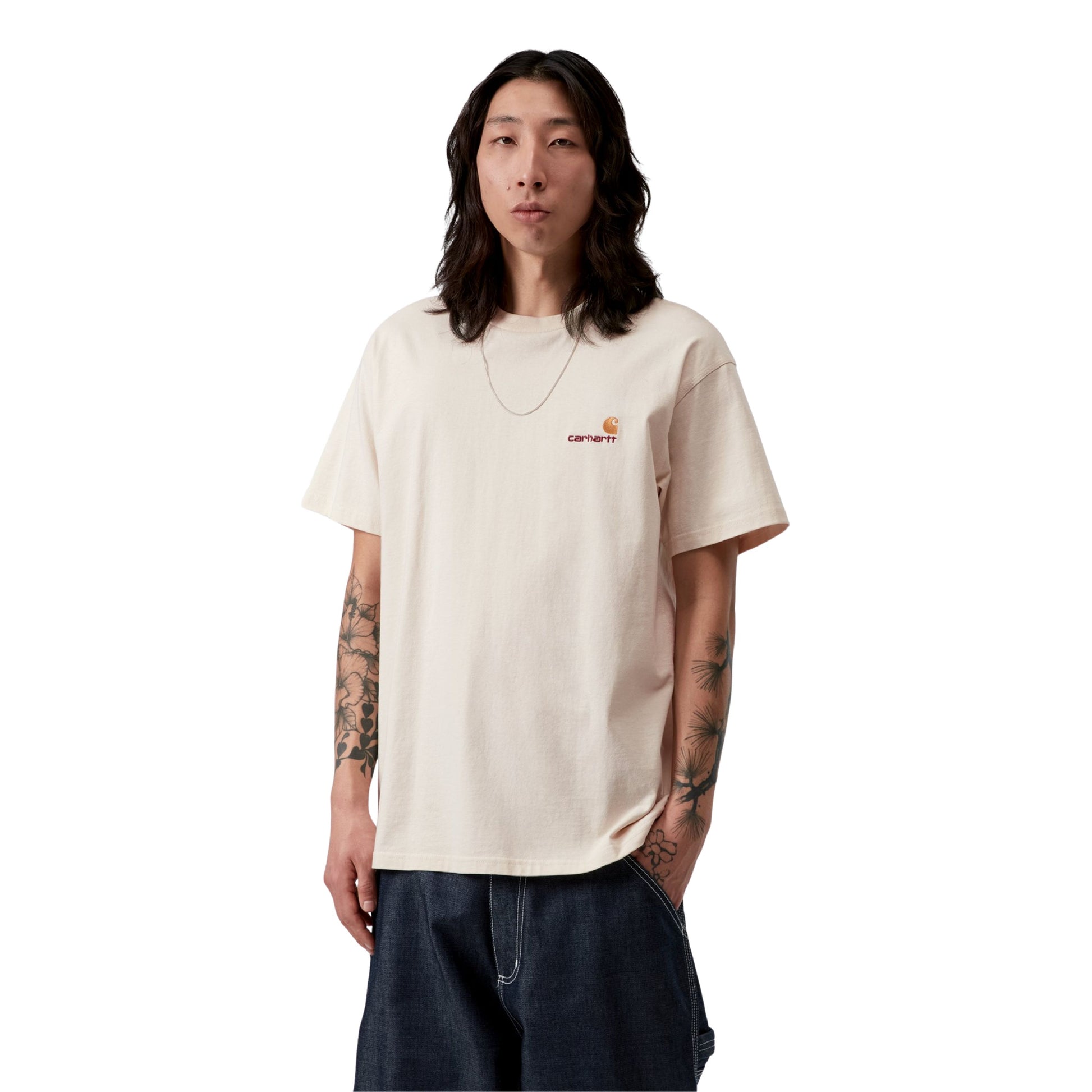 T-Shirt de manga curta para homem Carhartt WIP American Script em Natural. Foto da parte da frente, vestida.