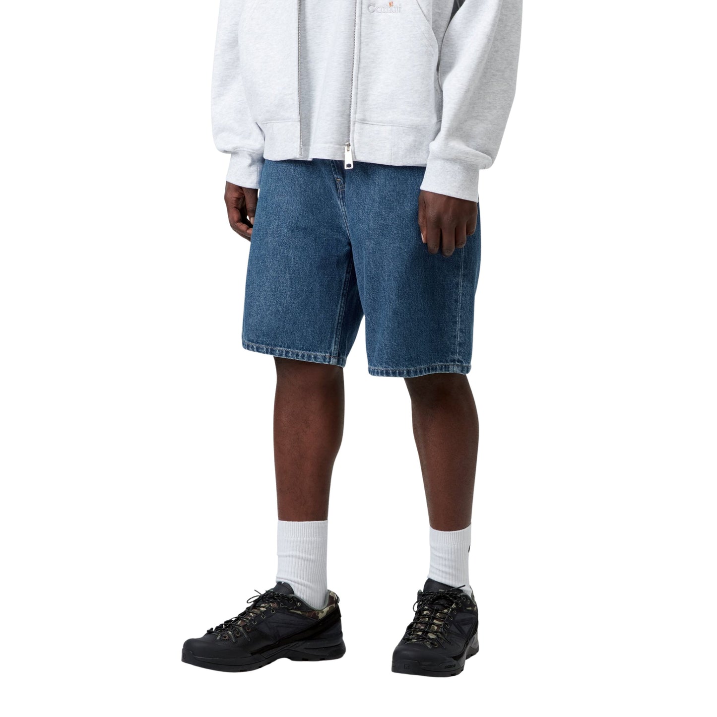 Calções de ganga para homem Carhartt WIP Nolan em Azul heavy stone wash. Foto da parte da frente, vestidos.