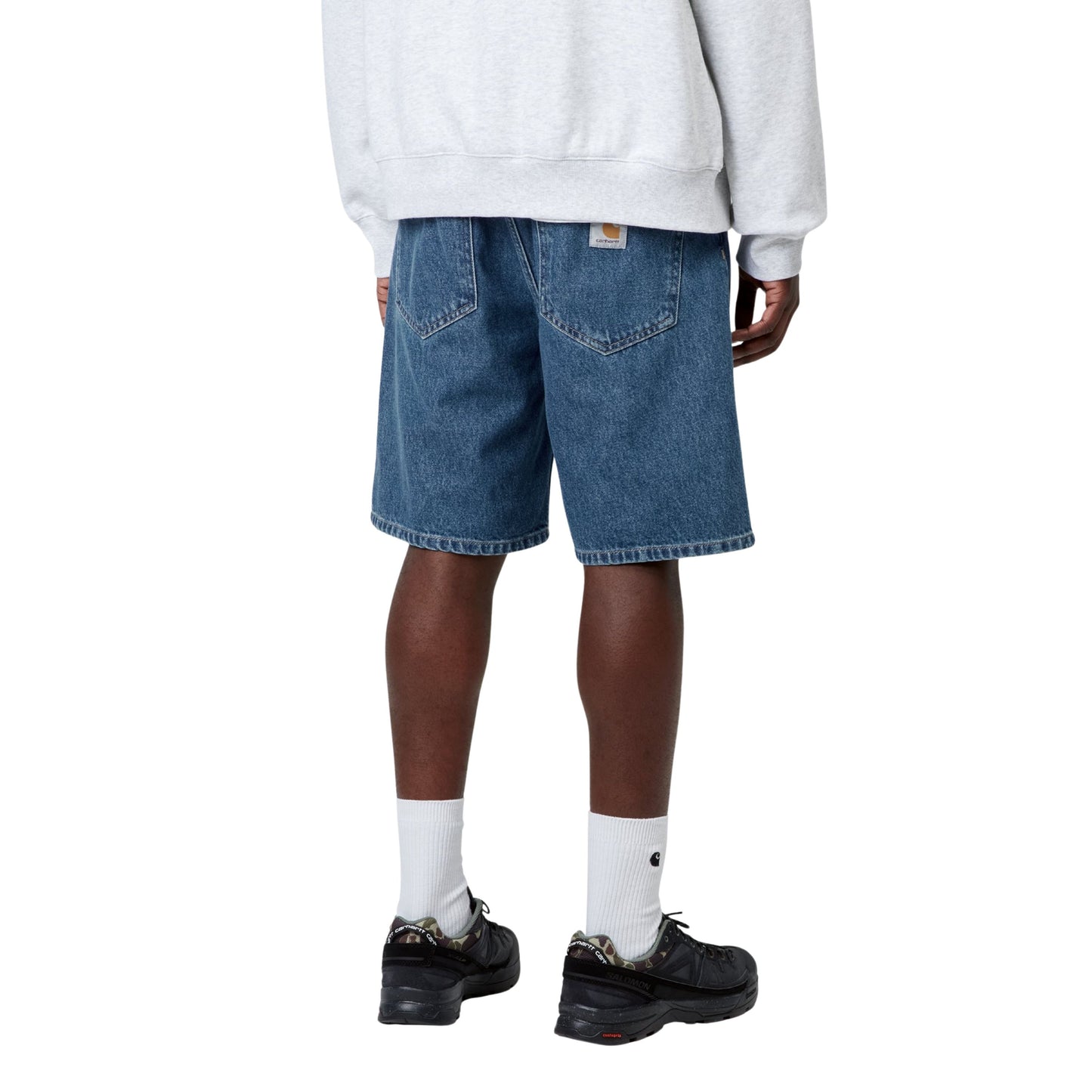 Calções de ganga para homem Carhartt WIP Nolan em Azul heavy stone wash. Foto da parte de trás, vestidos.