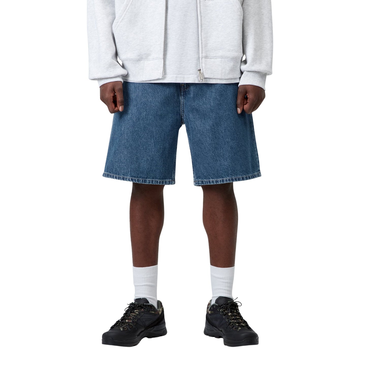 Calções de ganga para homem Carhartt WIP Nolan em Azul heavy stone wash. Foto da parte da frente, vestidos.