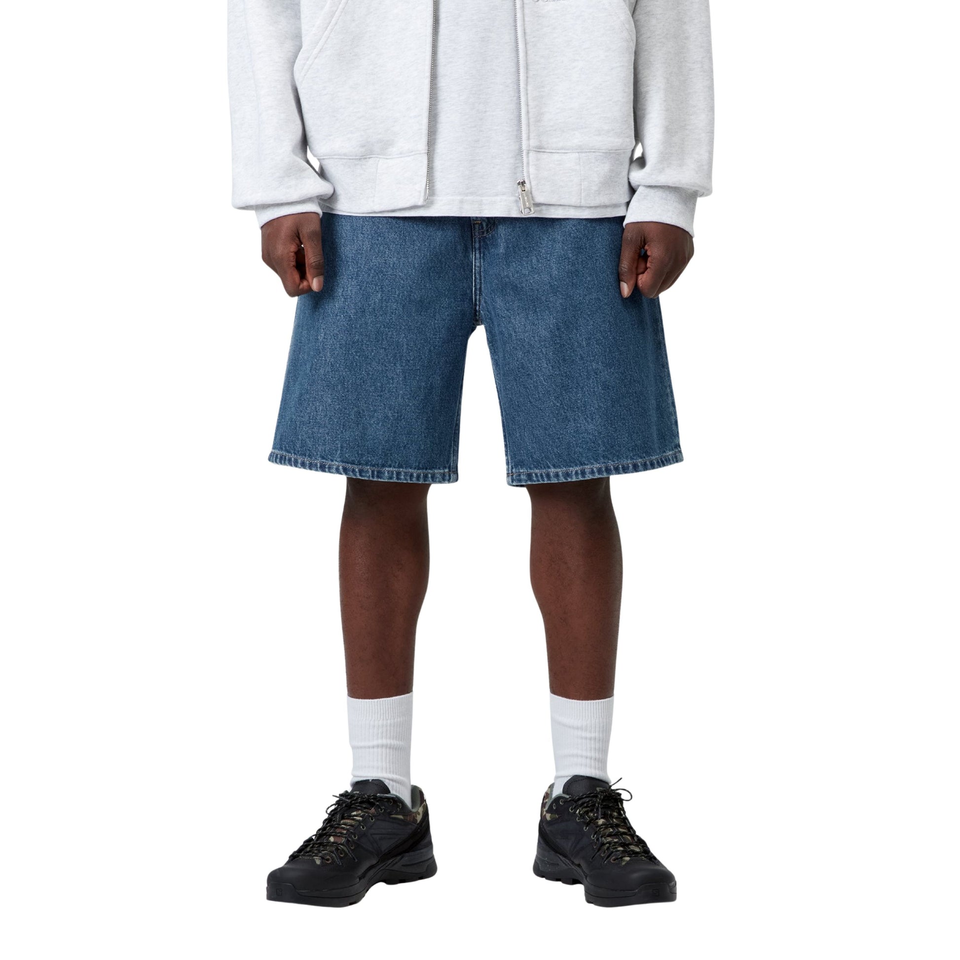 Calções de ganga para homem Carhartt WIP Nolan em Azul heavy stone wash. Foto da parte da frente, vestidos.