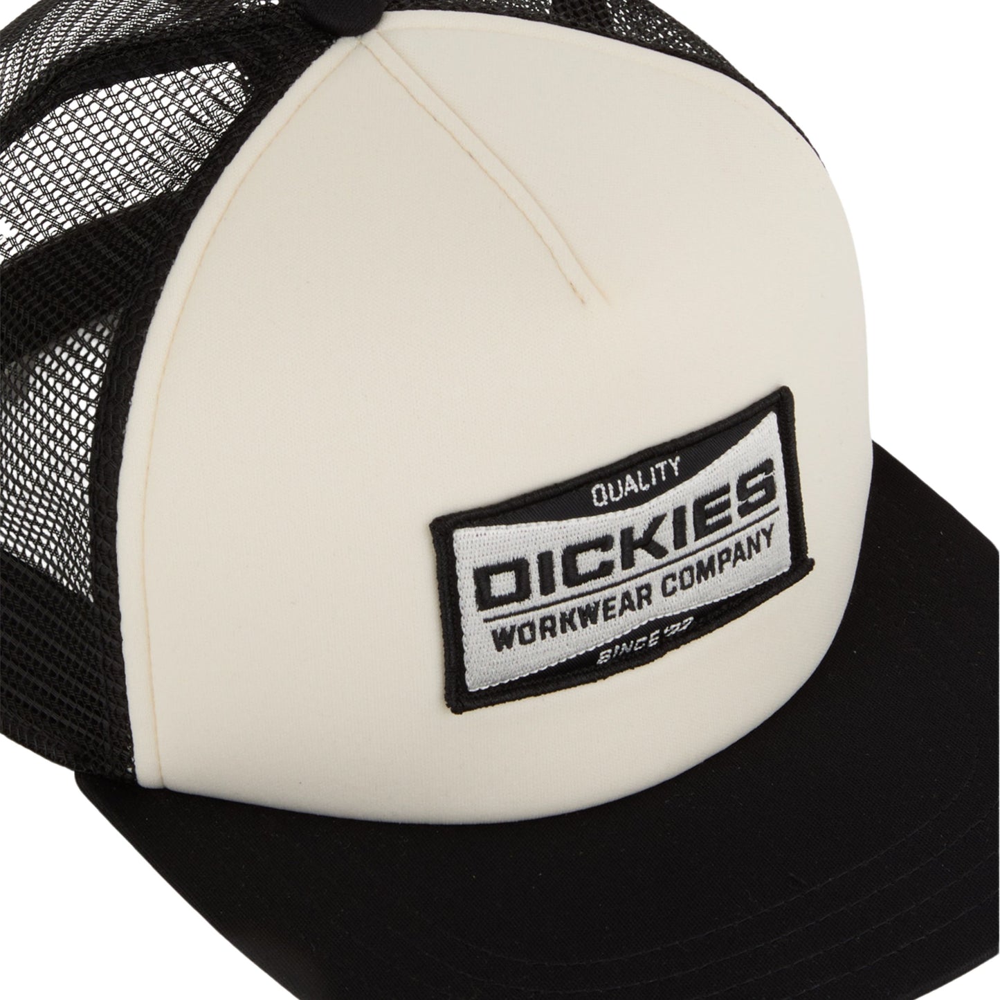 Boné unissexo Dickies Bolivar Trucker em Preto. Foto da parte da frente em detalhe.