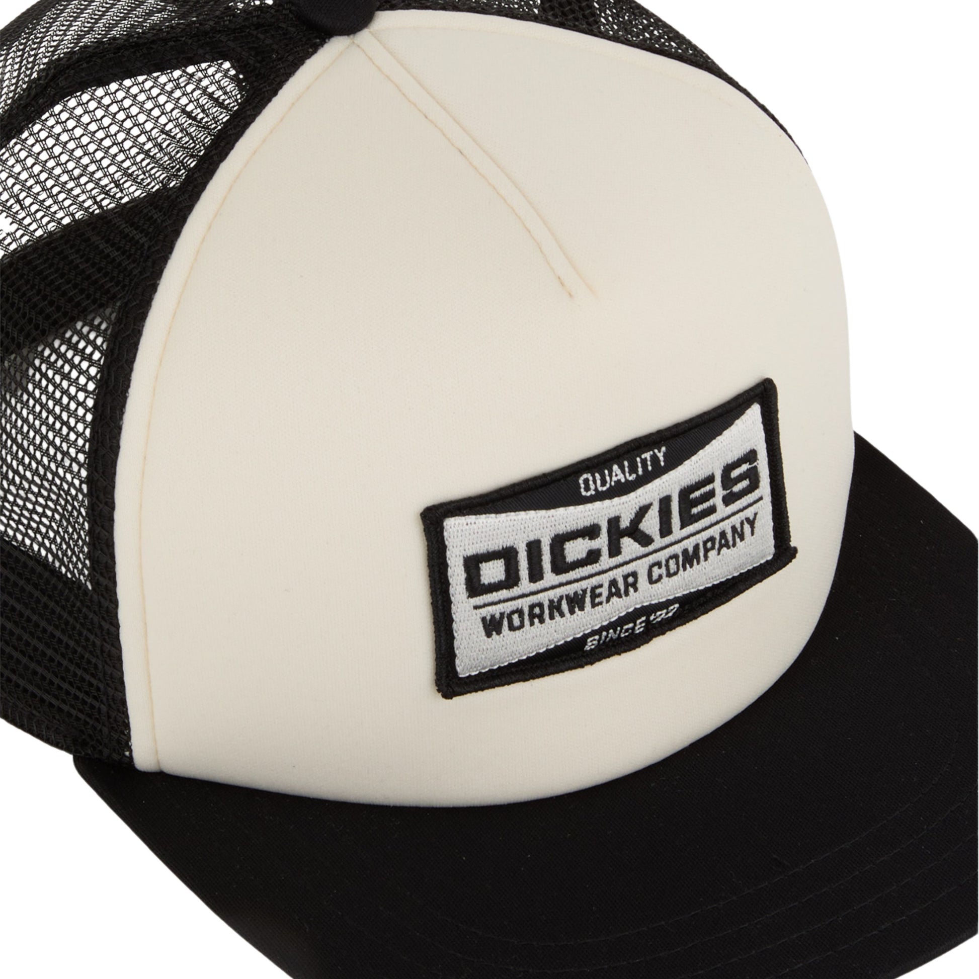 Boné unissexo Dickies Bolivar Trucker em Preto. Foto da parte da frente em detalhe.