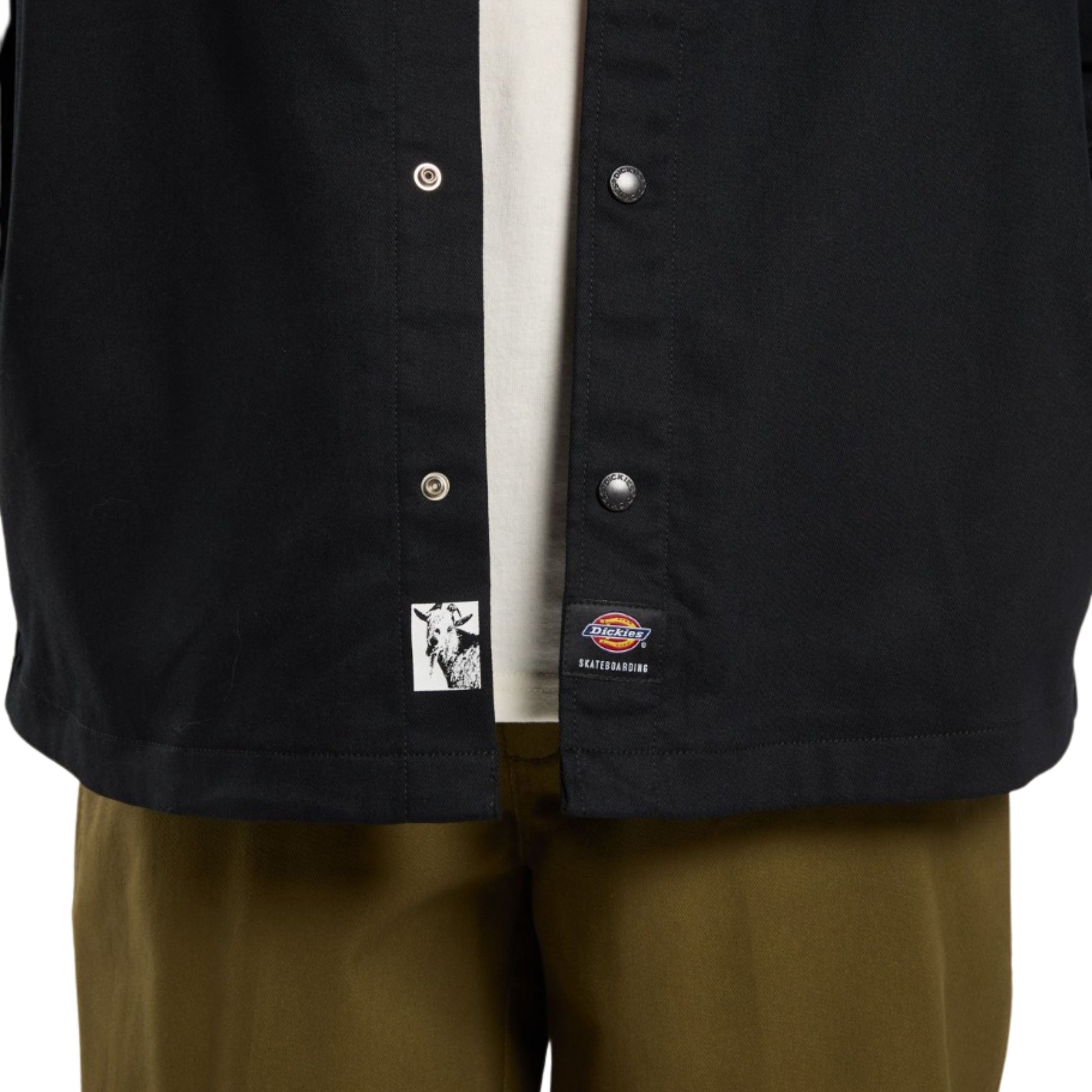 Casaco camiseiro para homem Dickies Mike Anderson Lined Flex Duck em Preto. Foto de detalhe dos logotipos.
