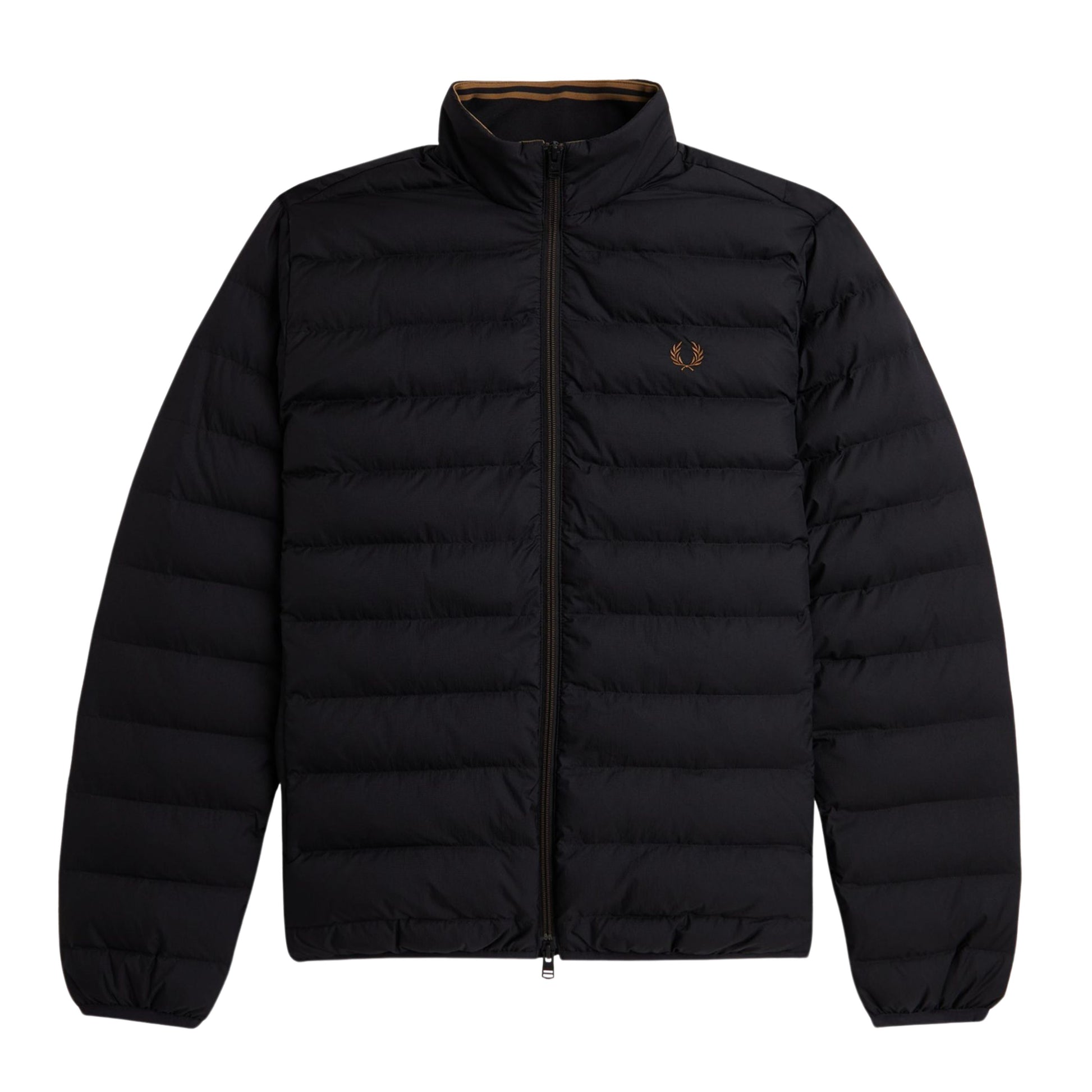 Casaco para homem Fred Perry Insulated em Preto. Foto da parte da frente.