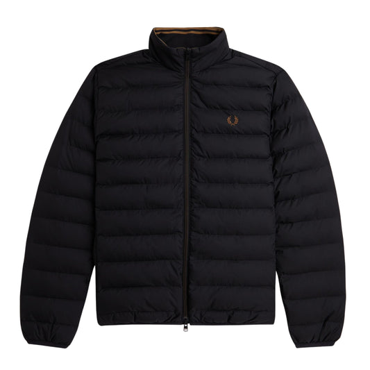 Casaco para homem Fred Perry Insulated em Preto. Foto da parte da frente.