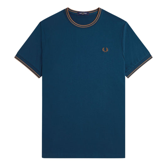 T-Shirt de manga curta para homem Fred Perry Twin Tipped em Dark Petrol/Shaded Stone. Foto da parte da frente.