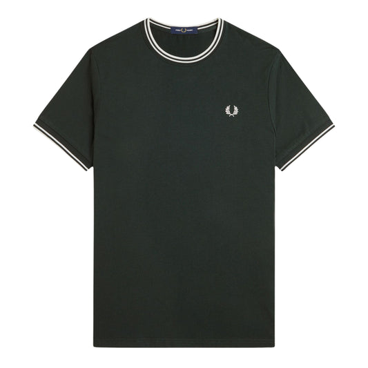 T-shirt de manga curta para homem Fred Perry Twin Tipped em Verde Noite/Branco Neve. Foto da parte da frente.