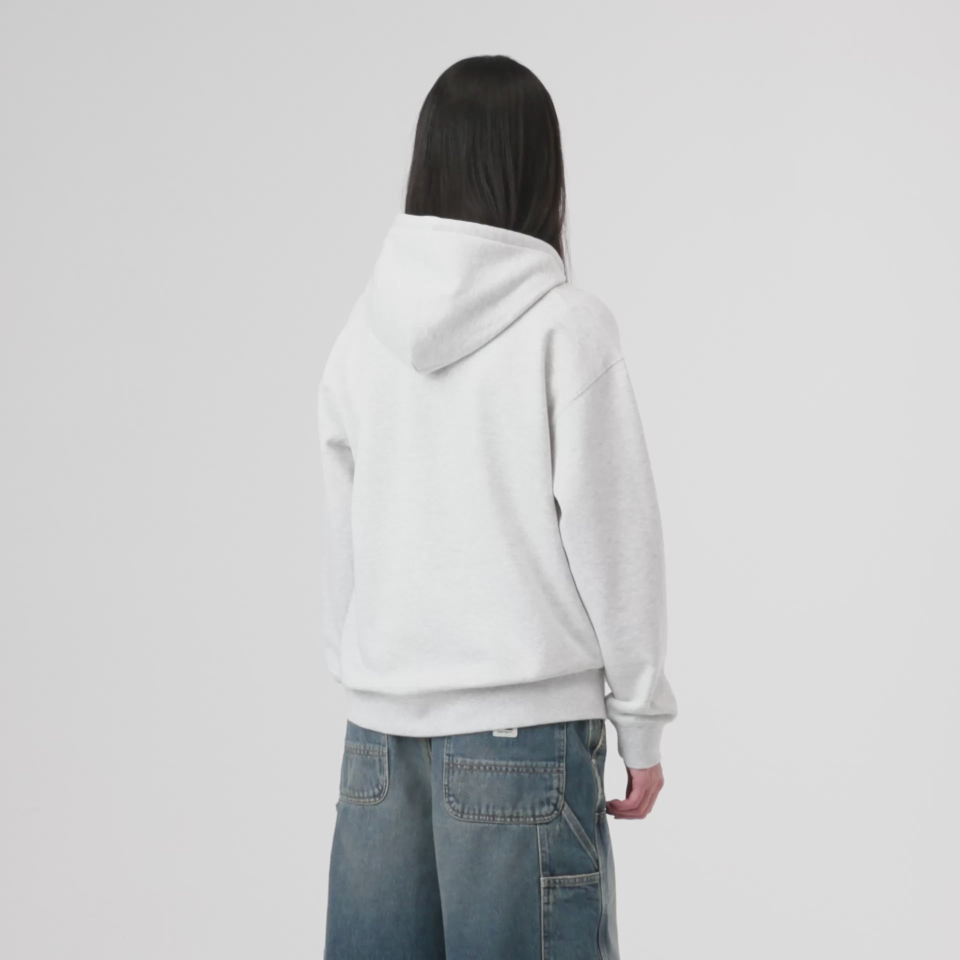 Sweat com carapuço para mulher Carhartt WIP W' Carhartt em Ash Heather / Velvet Green. Video da sweat vestida em modelo.
