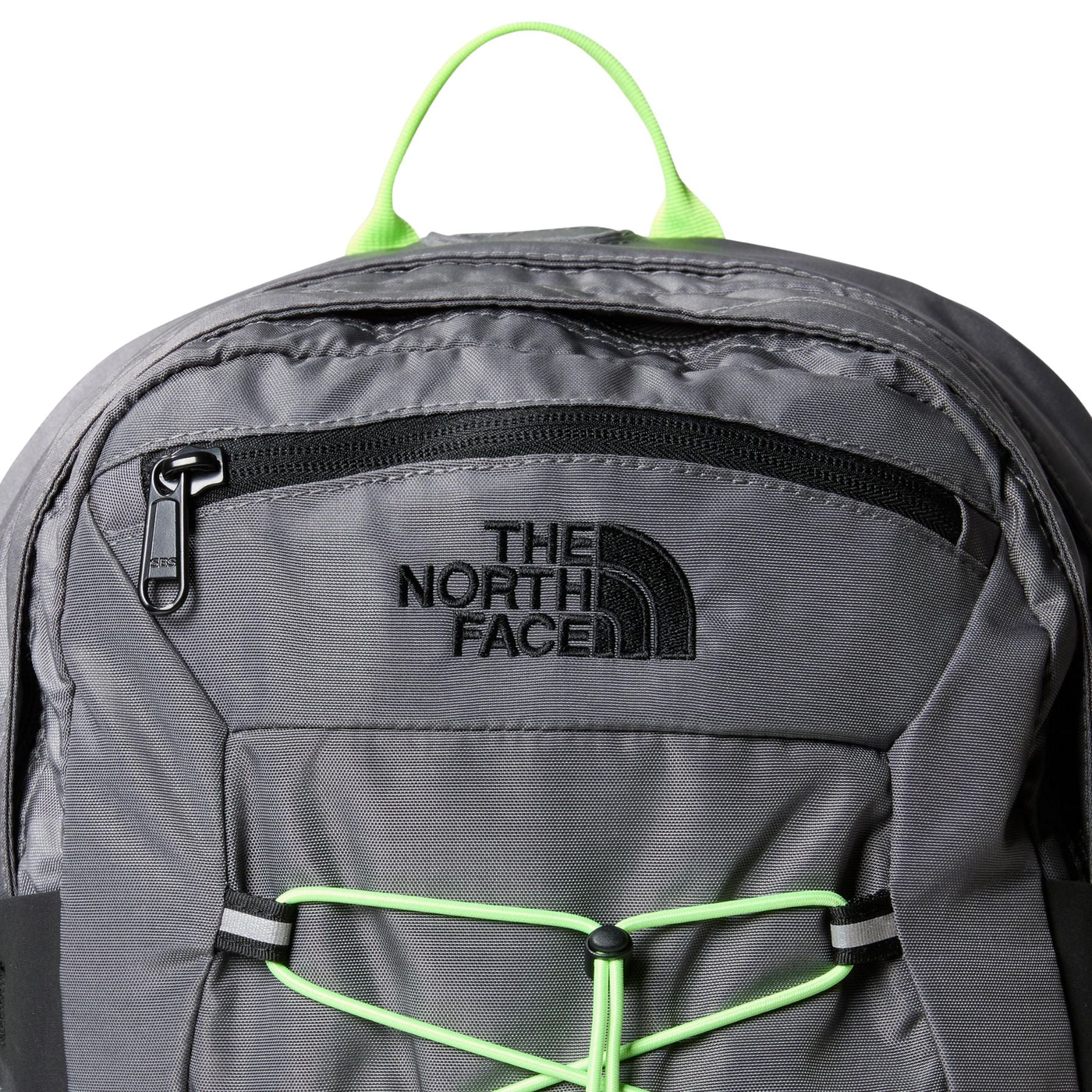 The North Face Borealis Classic Smoked Pearl/Safety Green. Foto de detalhe do logotipo na frente.