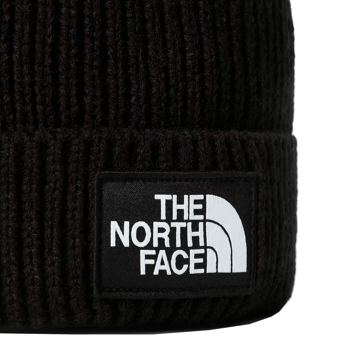 The North Face TNF Logo Box Cuffed Beanie TNF Black. Foto de detalhe do logotipo.