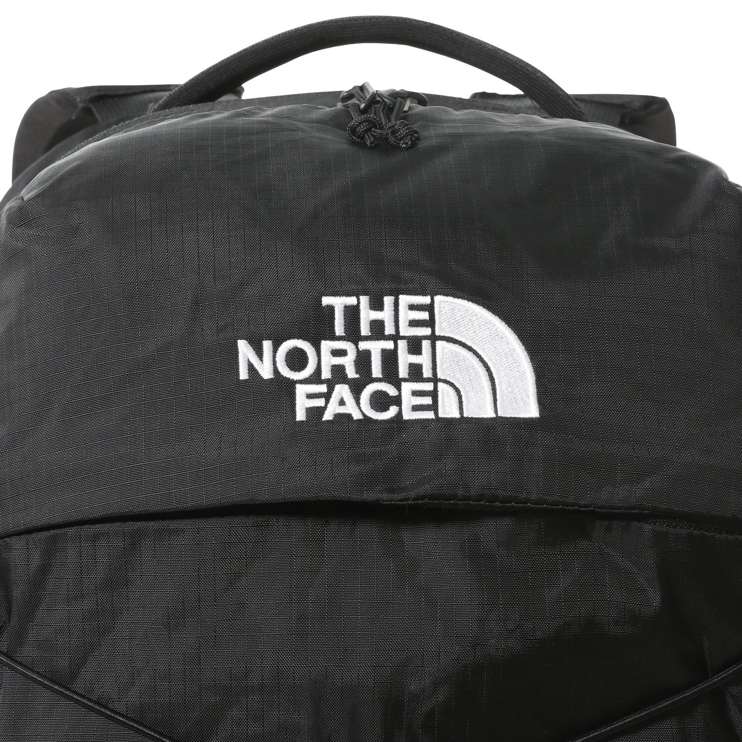 The North Face Borealis Backpack TNF Black/TNF Black. Foto de detalhe do logotipo bordado na frente.