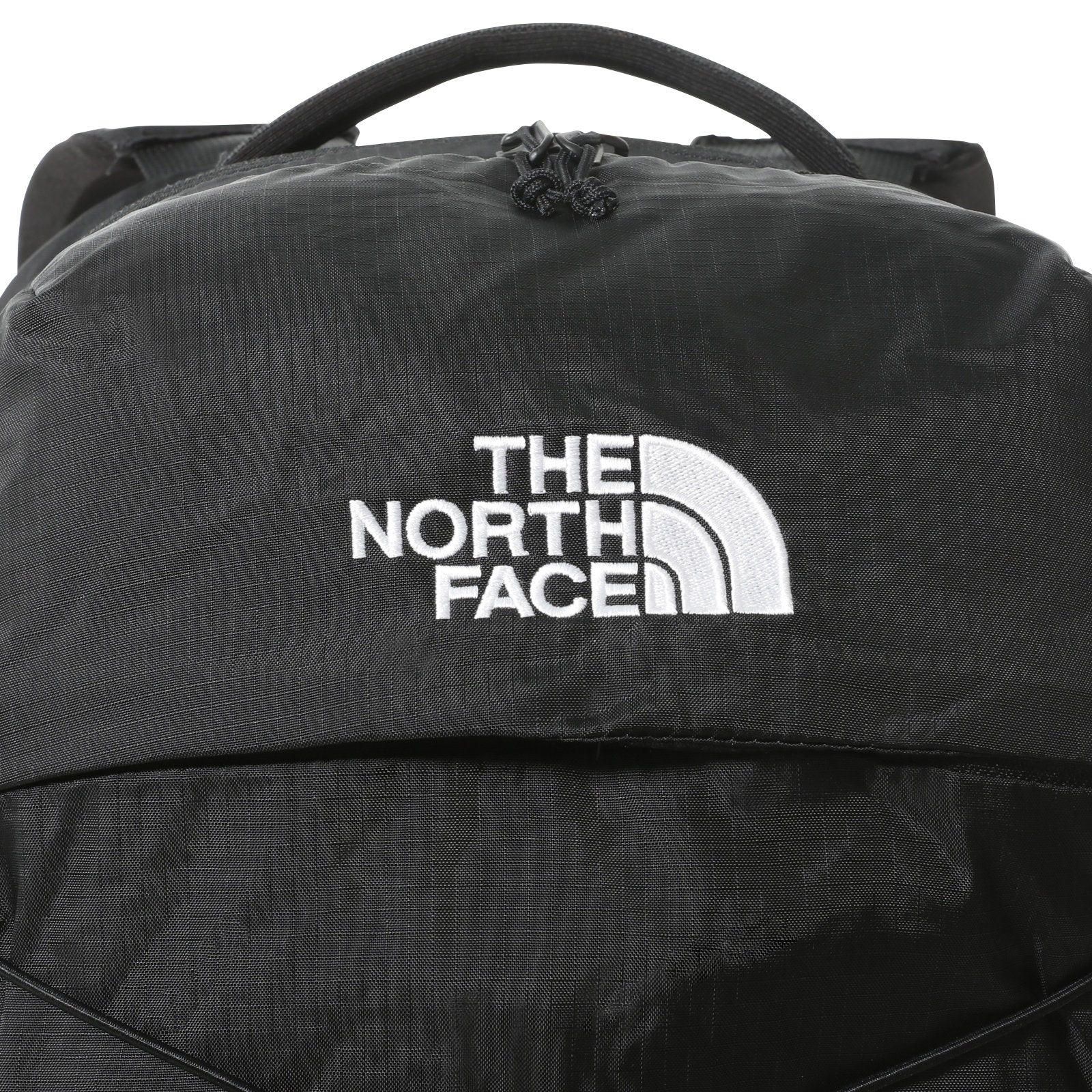 The North Face Borealis Backpack TNF Black/TNF Black. Foto de detalhe do logotipo bordado na frente.