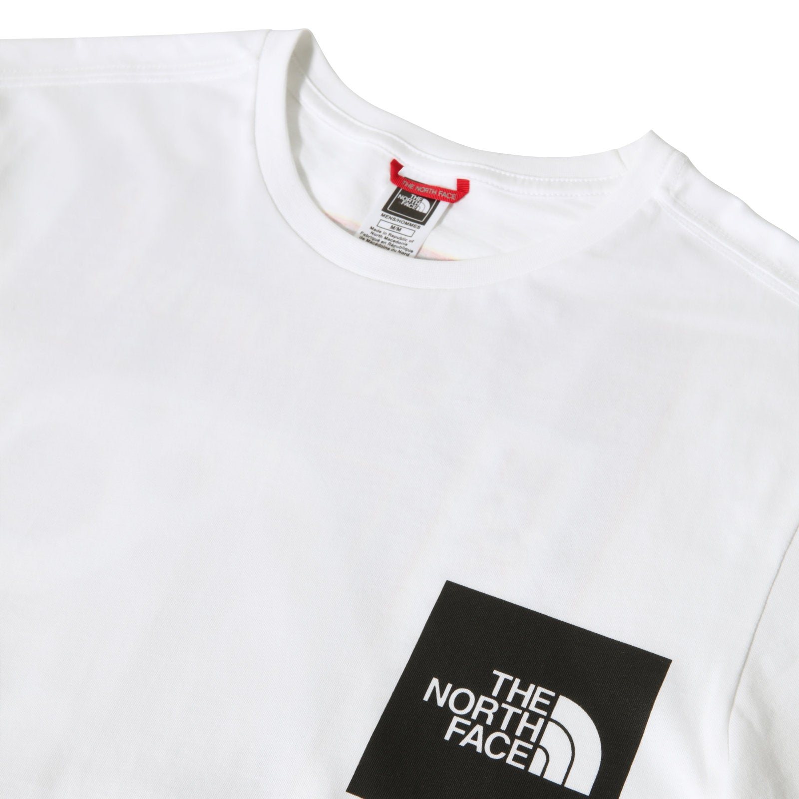 The North Face Galahm Graphic T-Shirt TNF White. Foto de detalhe do colarinho e de parte do logo estampado no peito.