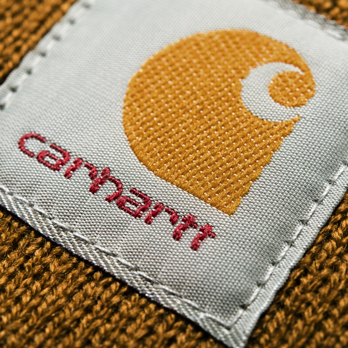 Carhartt WIP Acrylic Watch Hat Hamilton Brown. Foto de detalhe do logotipo.