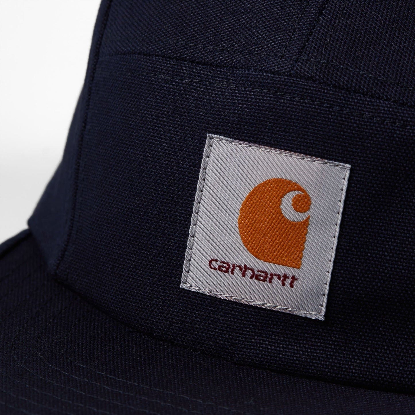 Boné Carhartt WIP Backley em Dark Navy. Foto de detalhe do logo.