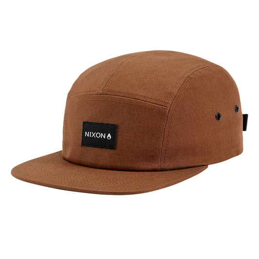 Nixon Mikey Strapback Hat Brown. Foto de frente a 3/4.