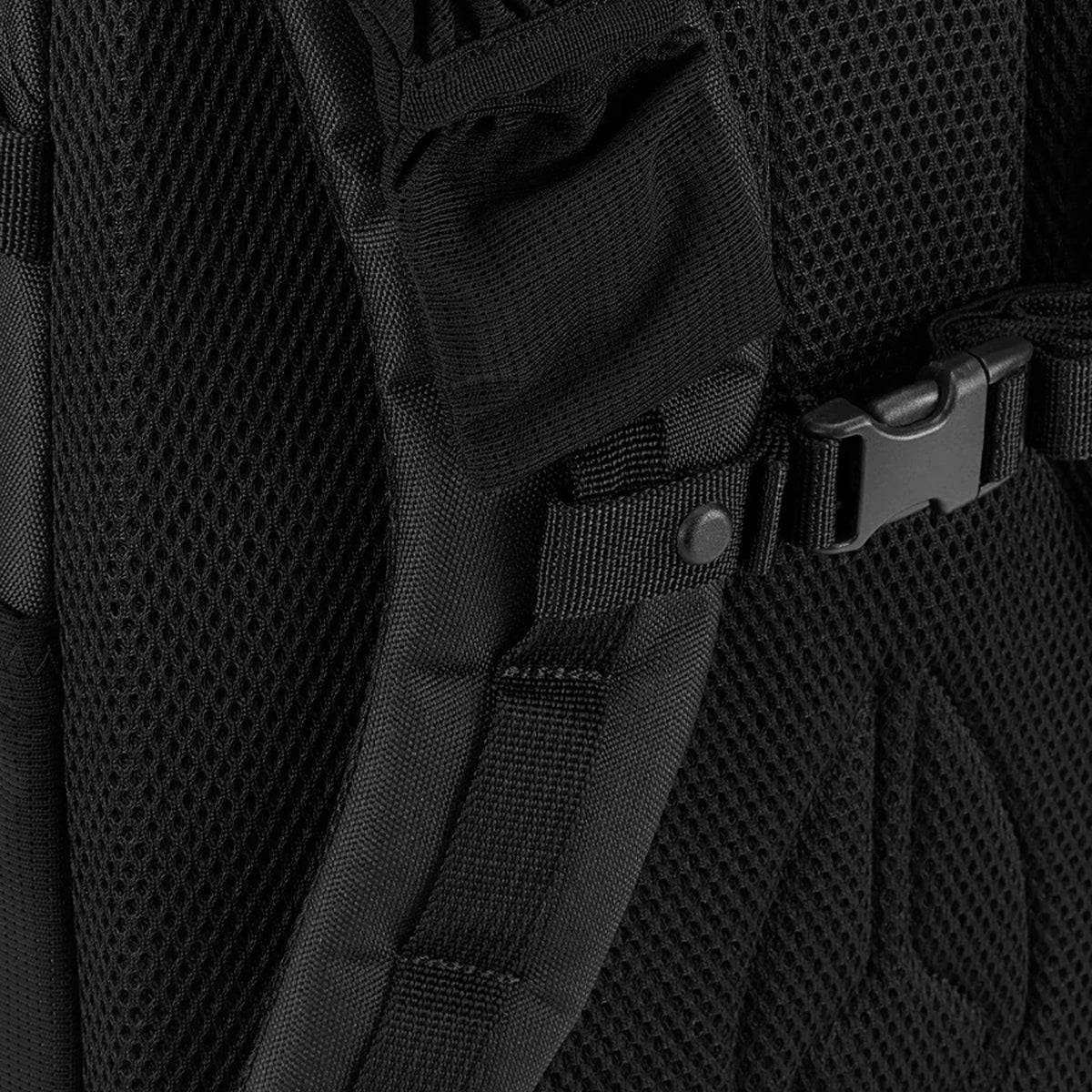 Nixon Gamma Backpack Repreve Black. Foto de detalhe das alças e parte de trás.