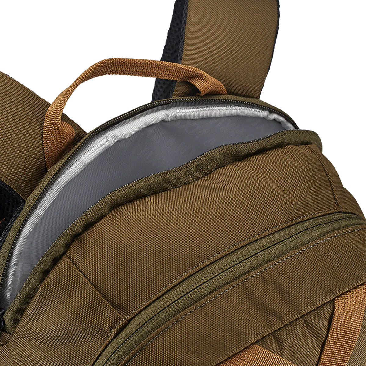 Nixon Gamma Backpack Repreve Dark Olive. Foto de detalhe do espaço destinado ao portátil.