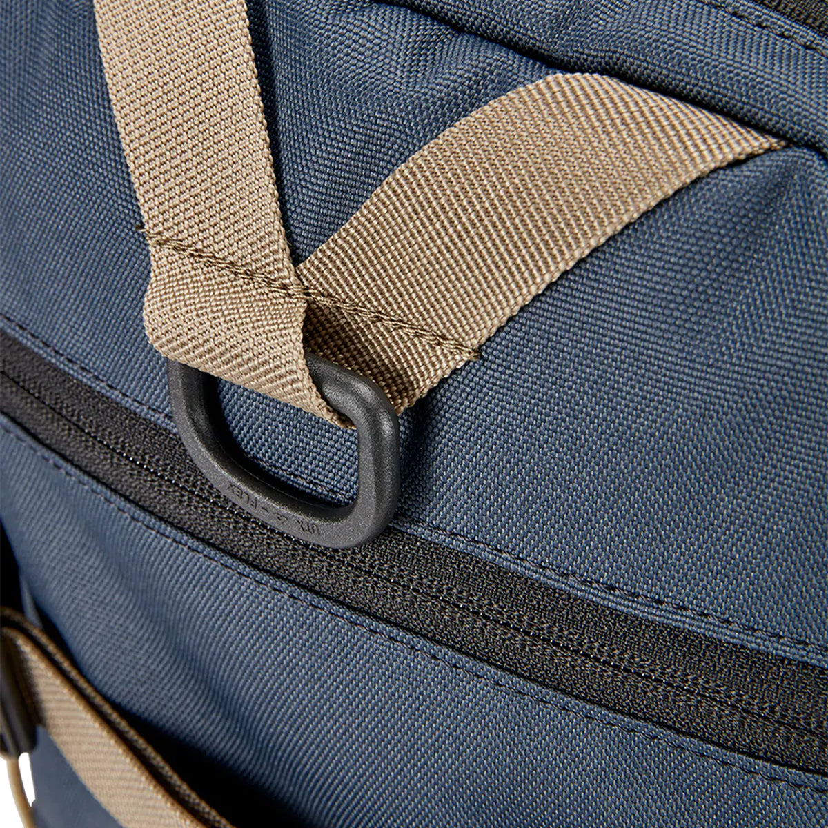 Nixon Ransack Backpack Repreve Navy/Multi. Foto de detalhe do ponto de ancoragem incluido na frente da mochila.