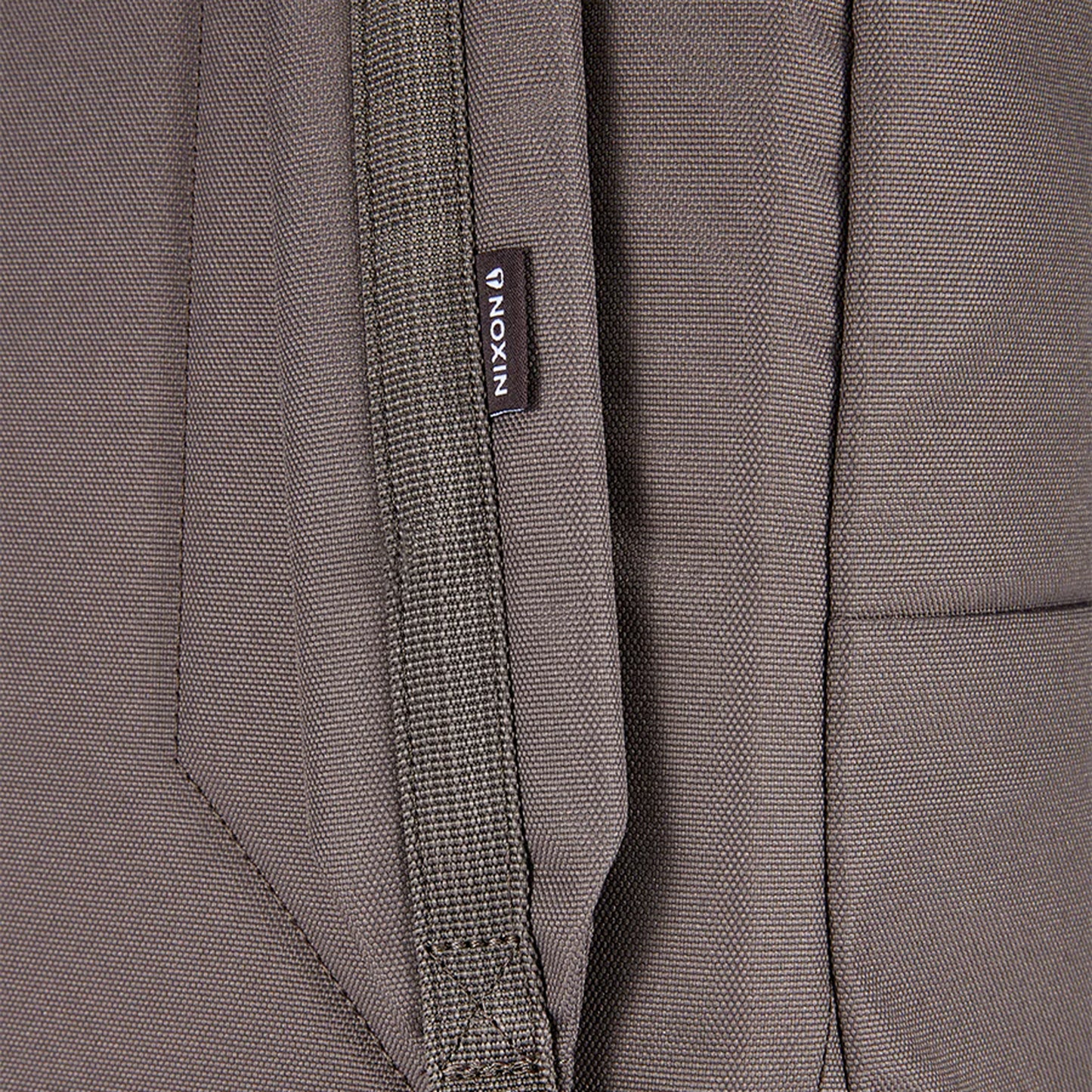 Nixon Mode 20L Backpack Charcoal. Foto de detalhe da alça.