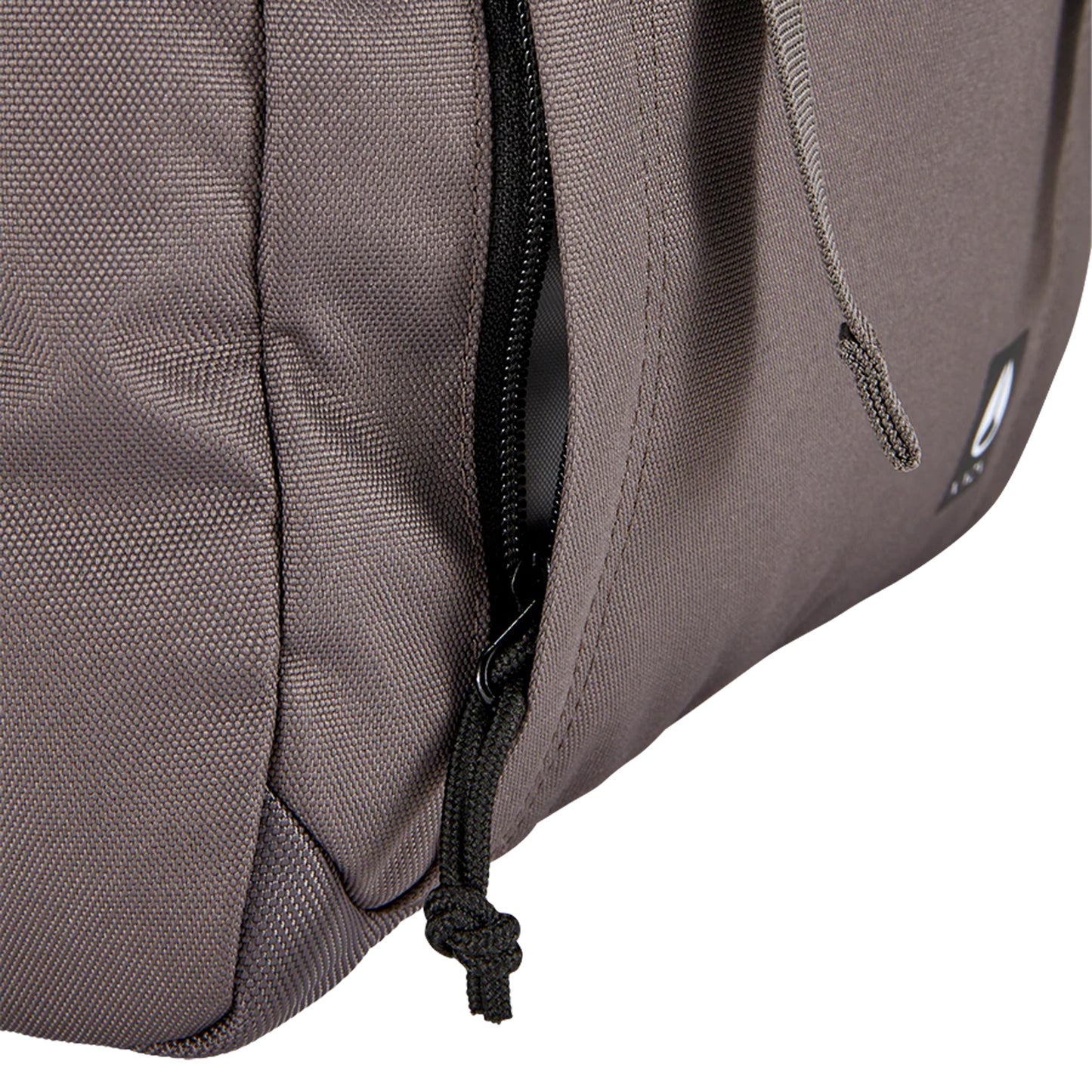 Nixon Mode 20L Backpack Charcoal. Foto de detalhe do bolso exterior com fecho aberto.