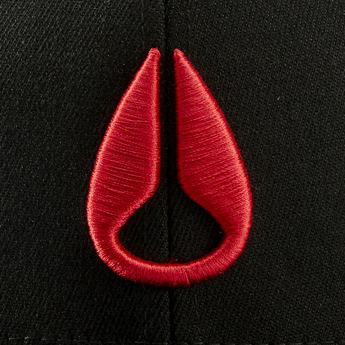 Nixon Deep Down Snapback Hat Black/Red. Foto de detalhe do logotipo bordado na frente.