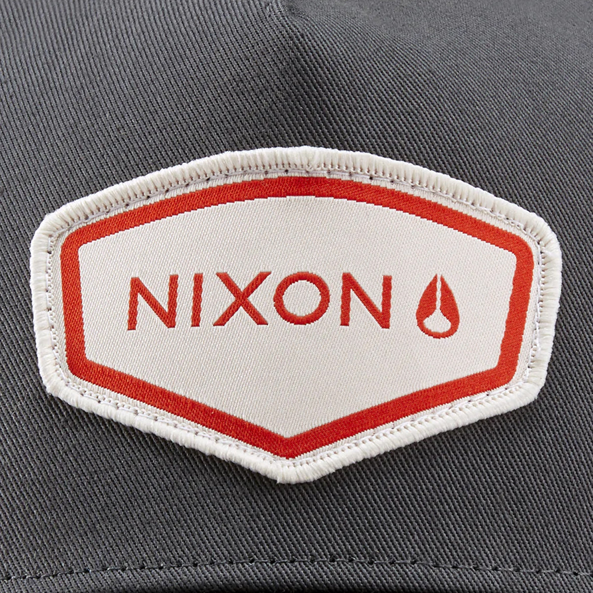 Nixon Watts Snapback Navy/White. Foto de detalhe do logotipo na frente.