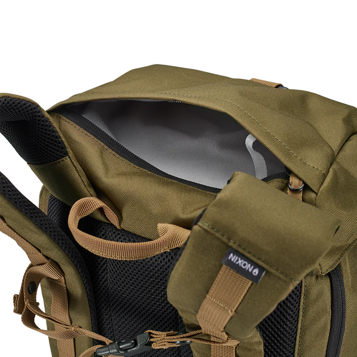 Nixon Landlock 4 Backpack Dark Olive. Foto da bolsa superior.
