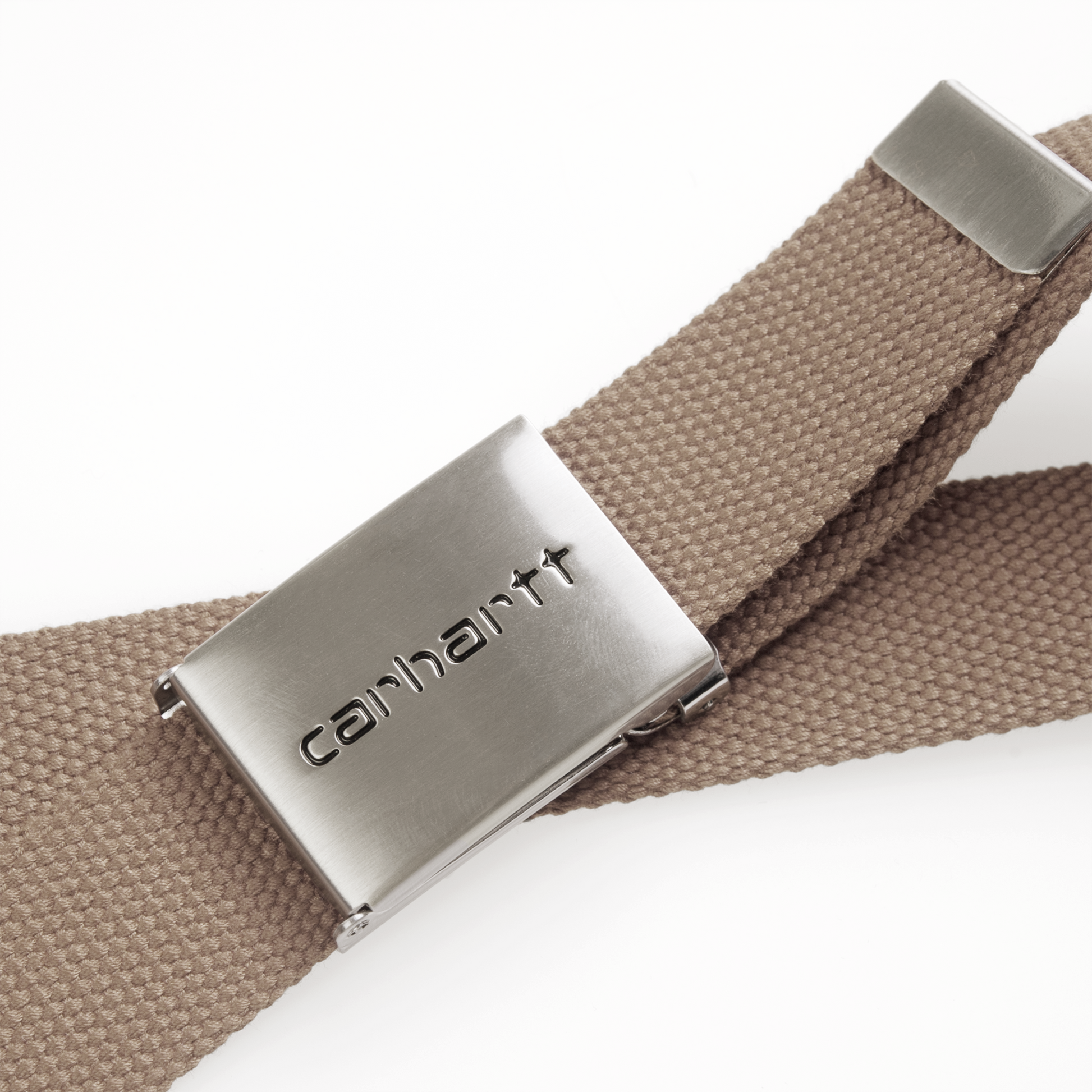 Carhartt WIP Clip Belt Chrome em cor Leather. Foto de detalhe da fivela.