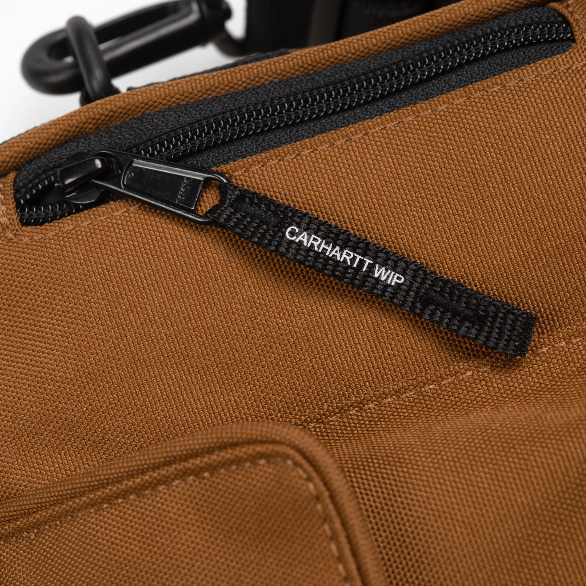 Carhartt WIP Essentials Bag Hamilton Brown. Foto de detalhe do fecho zipper.