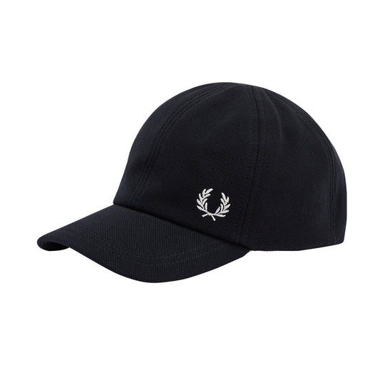 Fred Perry Pique Classic Cap Black. Foto de frente a 3/4.