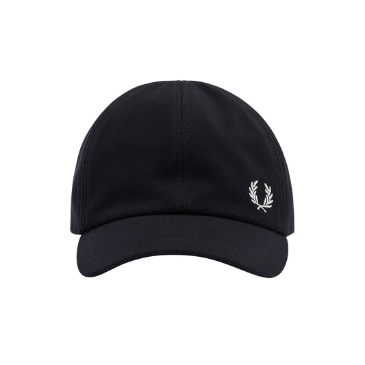 Fred Perry Pique Classic Cap Black. Foto de frente.