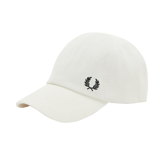 Fred Perry Pique Classic Cap Ecru. Foto de frente a 3/4.