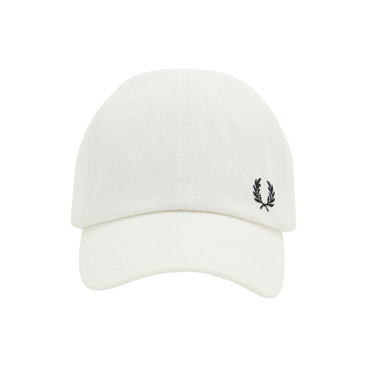 Fred Perry Pique Classic Cap Ecru. Foto de frente.