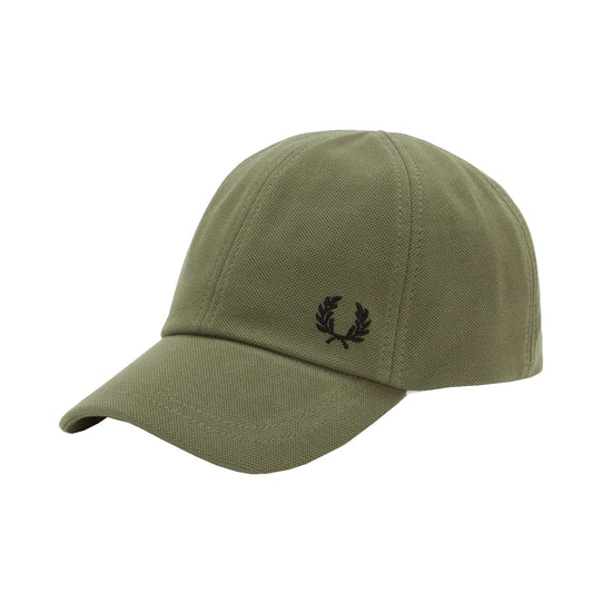 Fred Perry Pique Classic Cap Military Green. Foto de frente a 3/4.