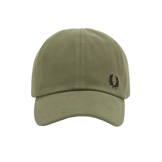 Fred Perry Pique Classic Cap Military Green. Foto de frente.