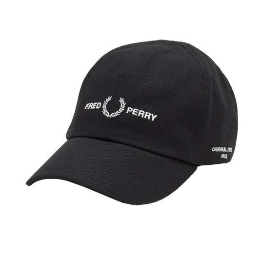 Fred Perry Branded Twill Cap Black. Foto de frente a 3/4.
