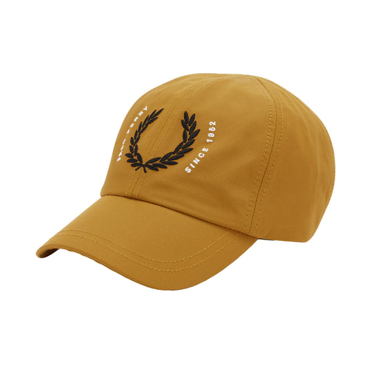 Fred Perry Laurel Wreath Ripstop Cap Dark Caramel. Foto de frente a 3/4.