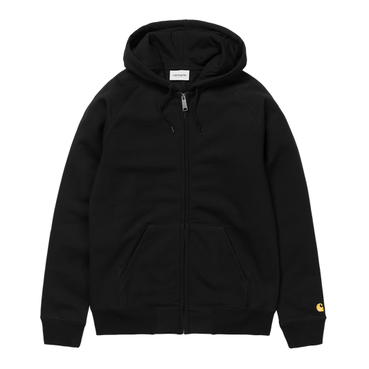 Carhartt WIP Hooded Chase Jacket em preto com logo bordado na manga em dourado. Foto de frente.