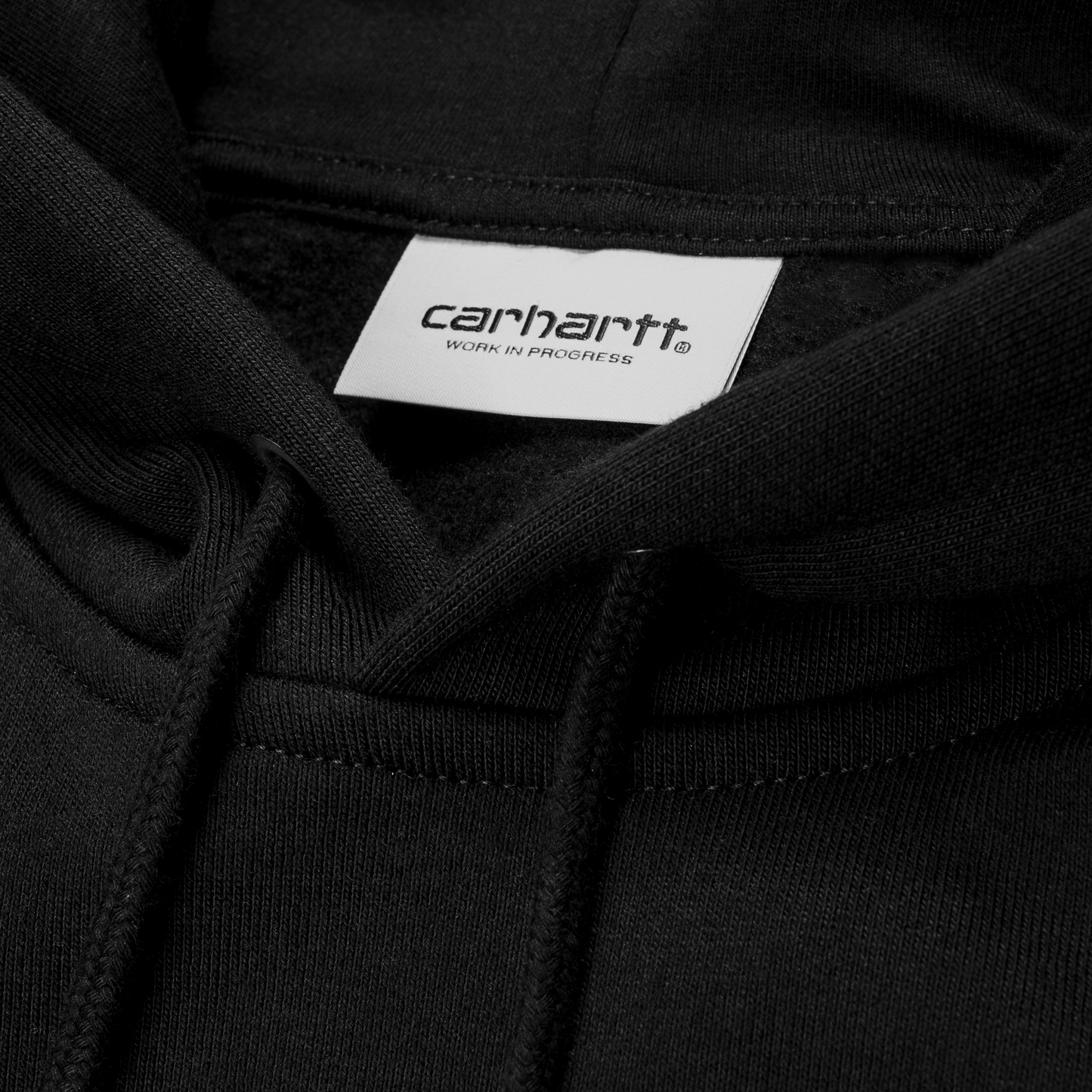 Carhartt WIP Hooded Chase Sweat em preto com detalhes em dourado. Foto de detalhe do colarinho.