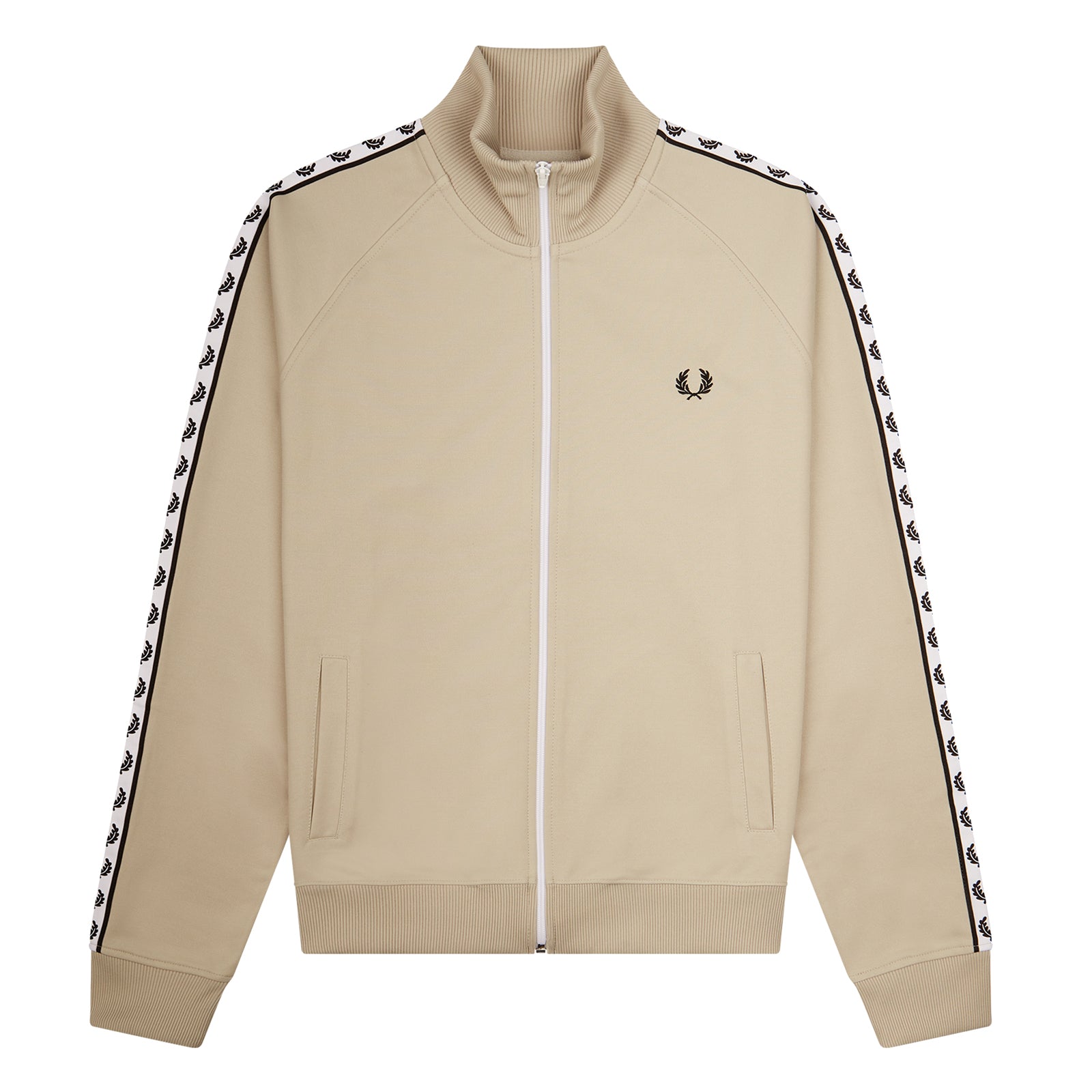 Fred Perry Taped Track Jacket Light Oyster. Foto de frente.