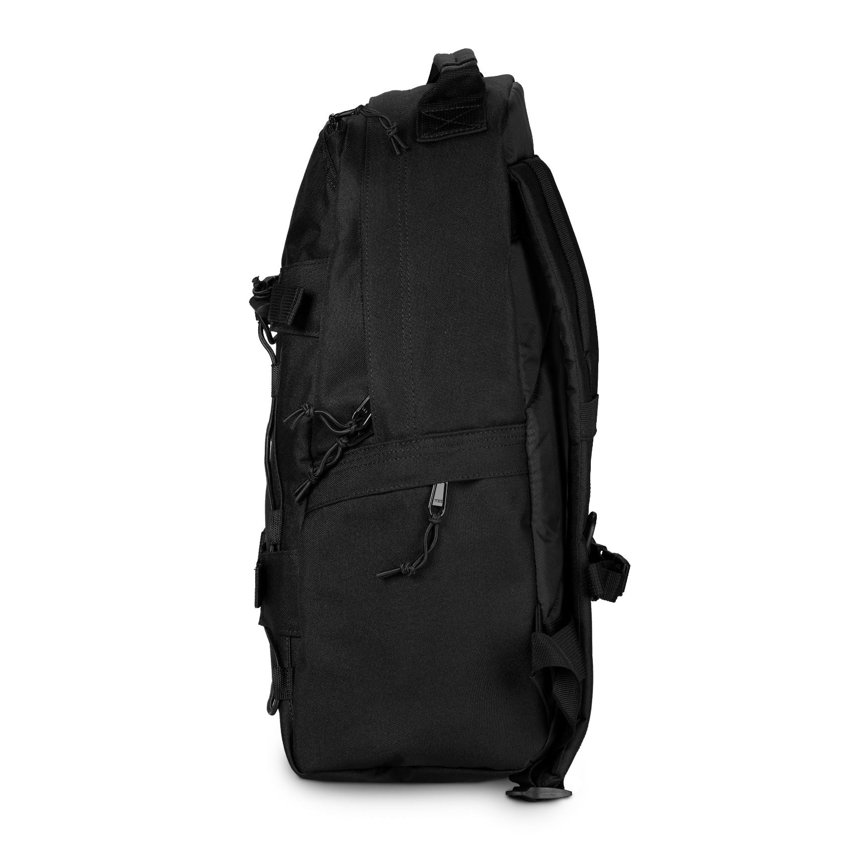 Carhartt WIP Kickflip Backpack Black. Foto do lado esquerdo.